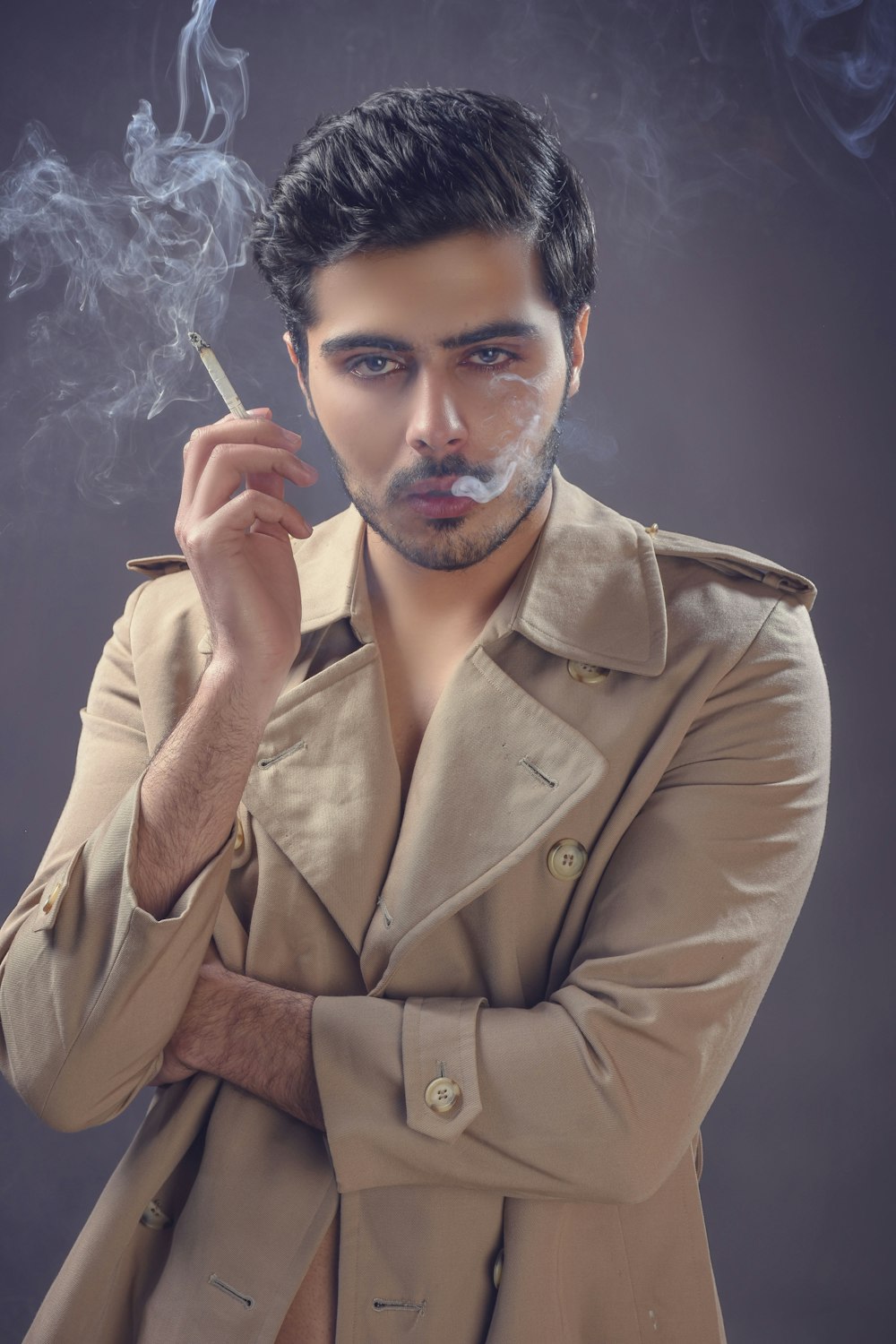 homme en veste en cuir marron fumant une cigarette