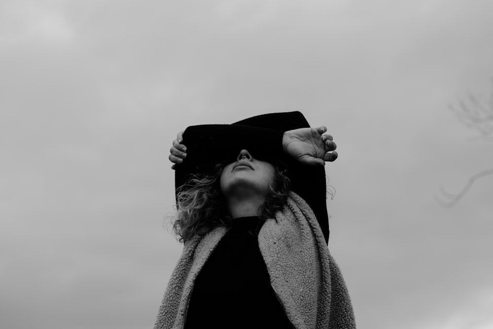 Foto en escala de grises de una mujer con abrigo