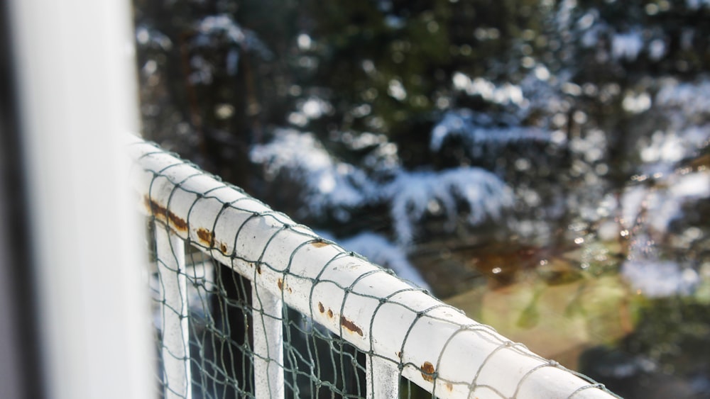 recinzione in metallo bianco con neve
