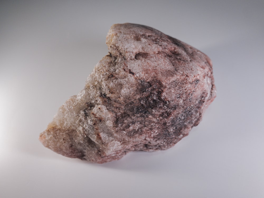 Fragment de pierre brune et grise