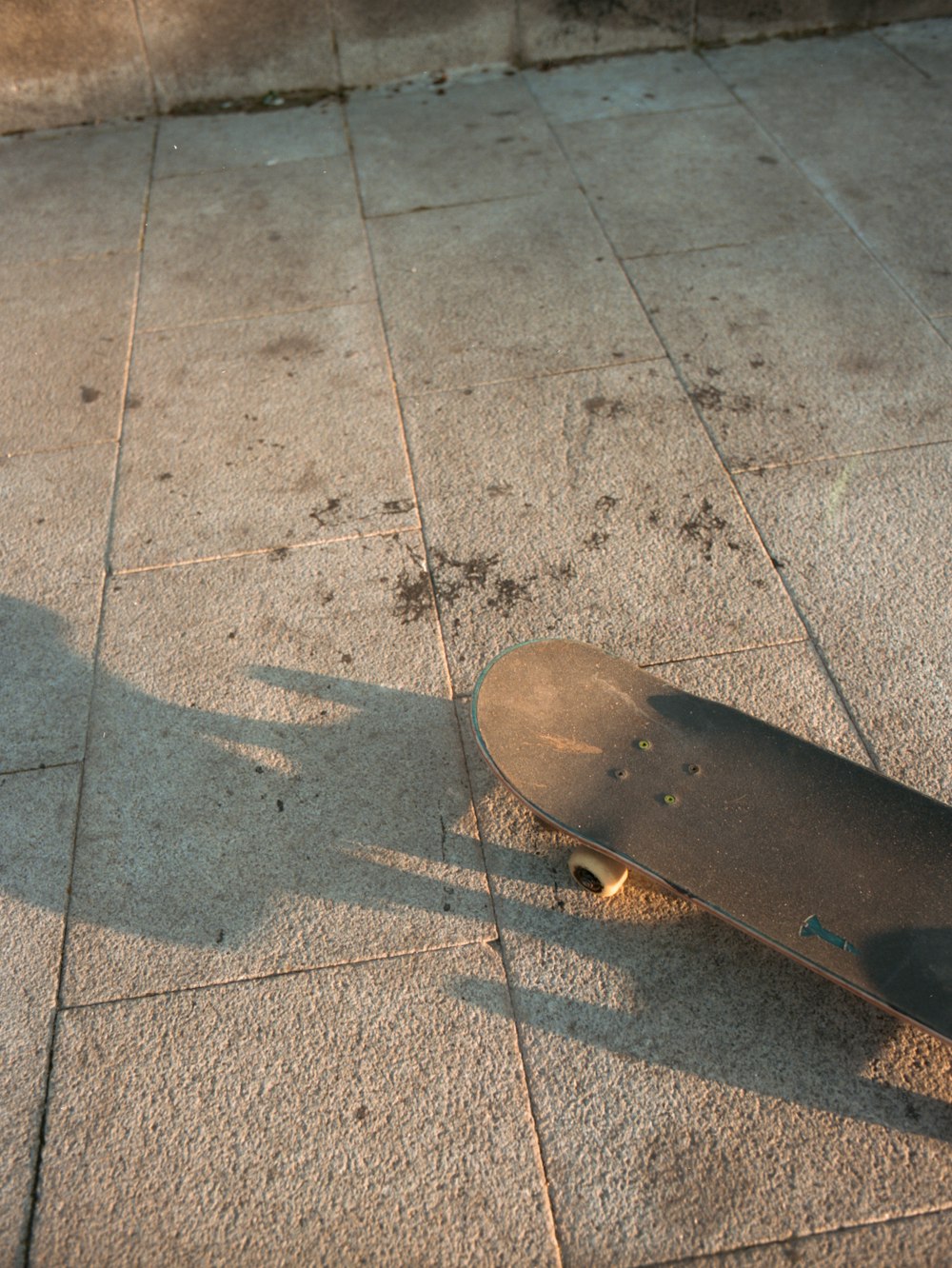 planche à roulettes en bois brun sur sol en béton gris