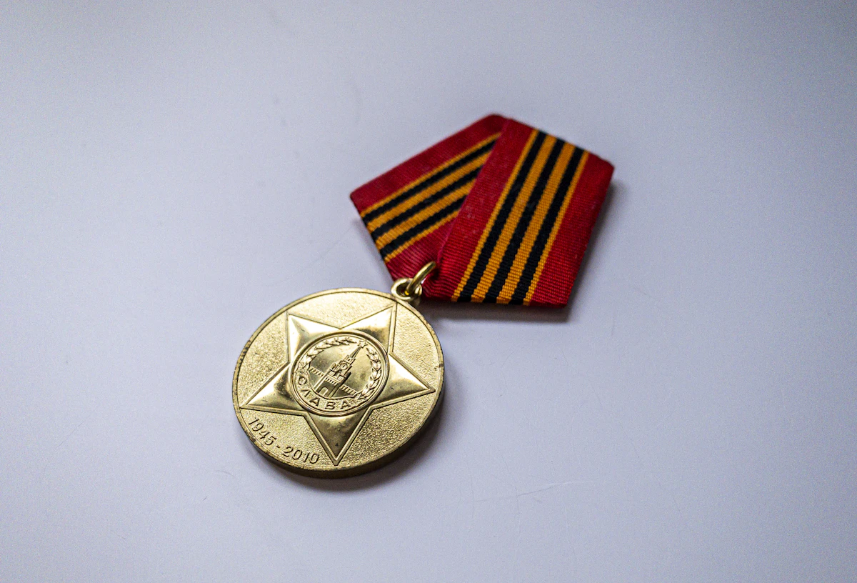 Medalla dorada circular sobre superficie blanca