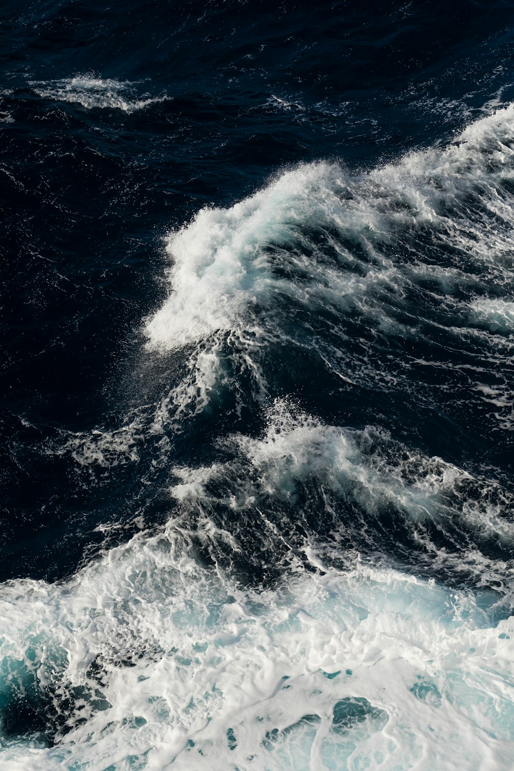 Les vagues de l’océan s’écrasent sur le rivage pendant la journée