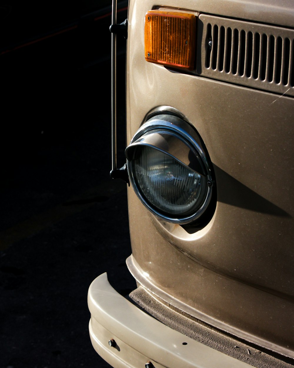 grey car with black and white light