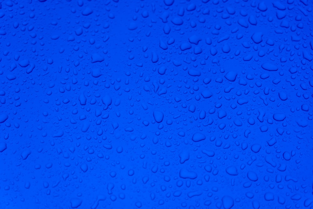Gotas de agua sobre superficie azul