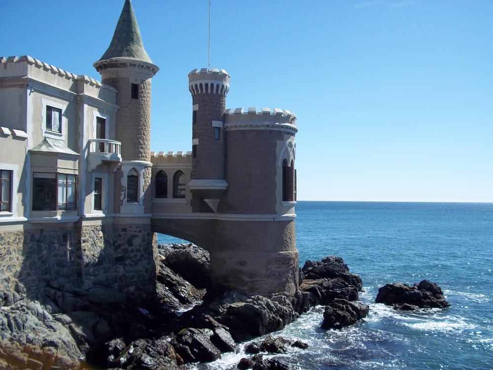 Edificio de hormigón blanco cerca del mar durante el día