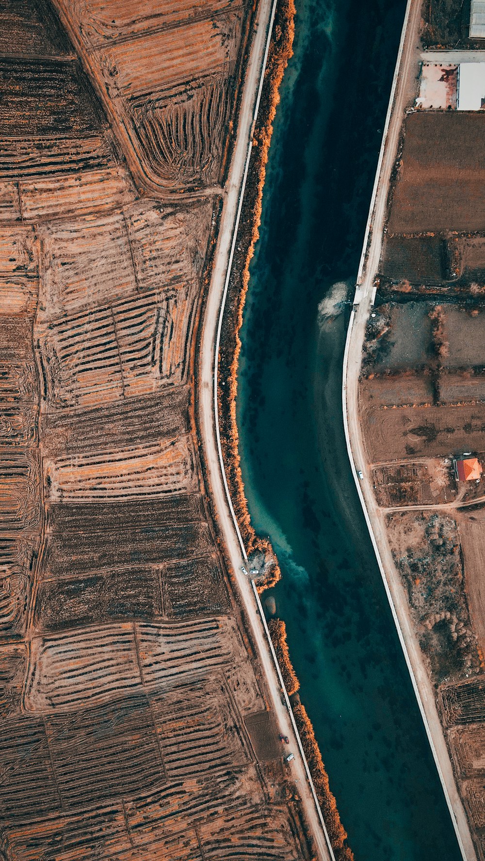 vista aérea de edifícios da cidade e estrada durante o dia