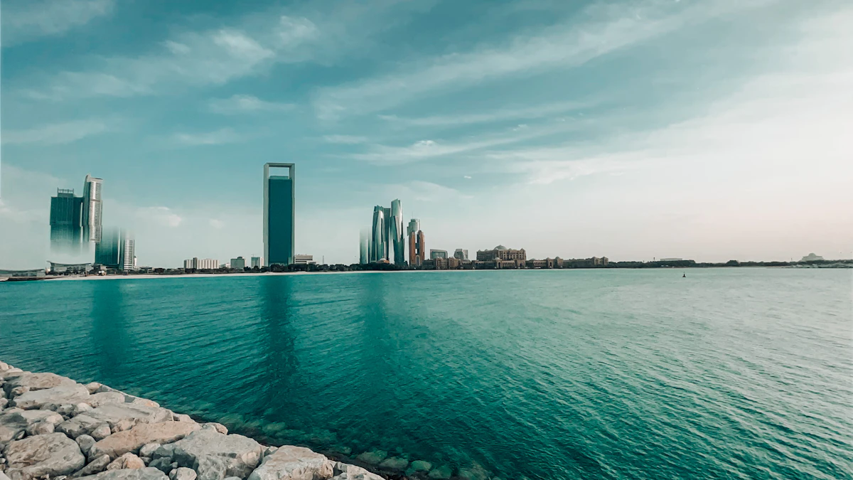 Skyline von Abu Dhabi über dem Wasser an der Corniche
