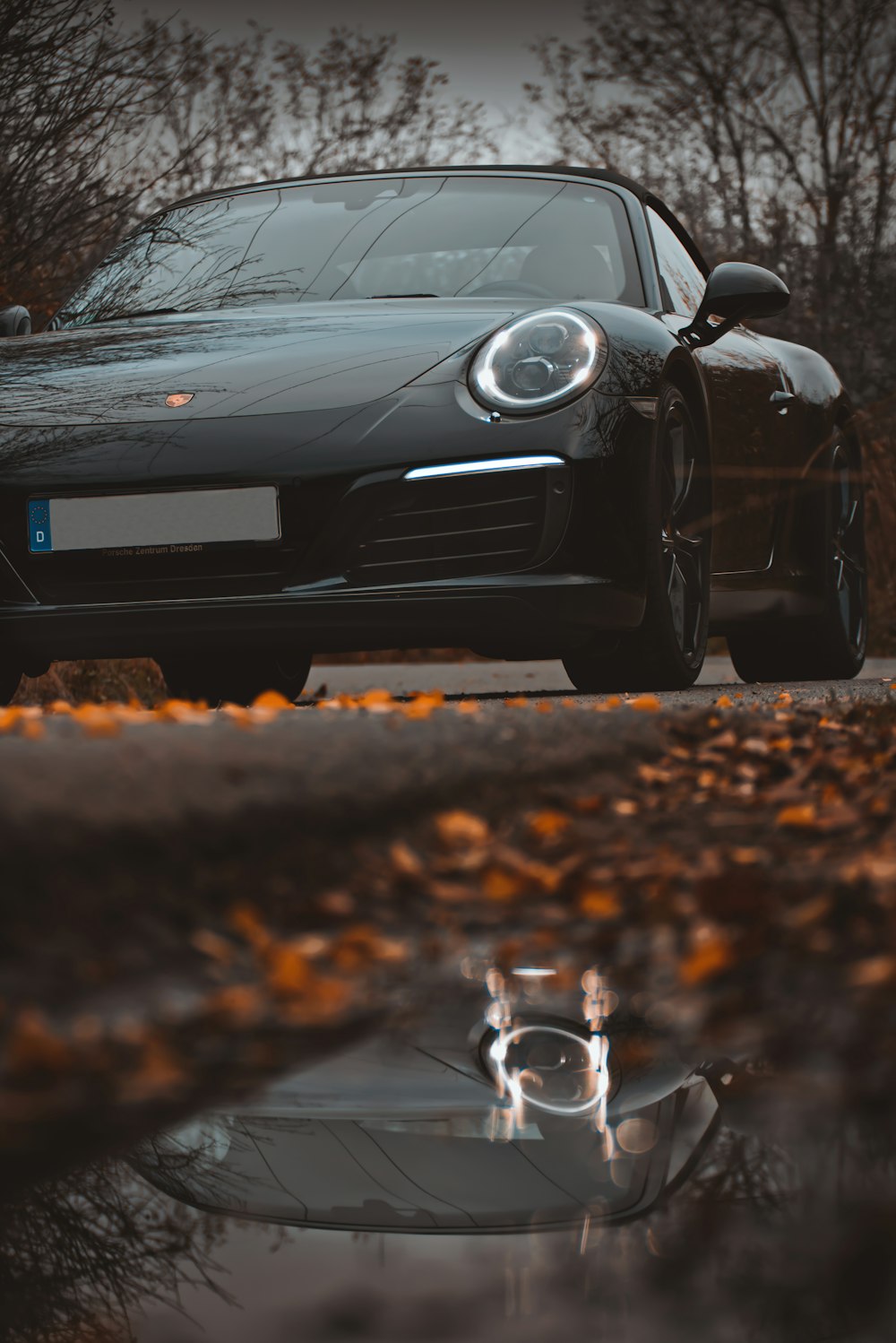 Chiếc xe đen Porsche 911 trên đường phố cho thấy sức hút của xe thể thao đến từ ngoại hình cơ bắp và đẳng cấp, hứa hẹn sẽ mang lại trải nghiệm lái xe thật thú vị cho bạn. Tải về hình ảnh để cảm nhận thêm.