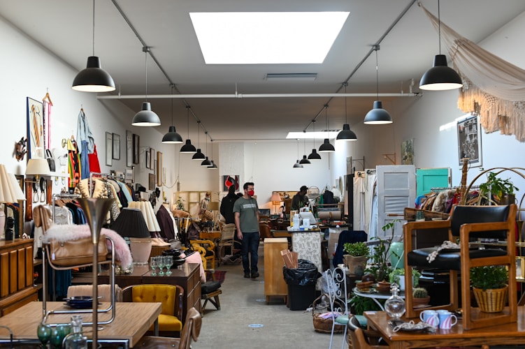 Magasin de seconde main avec meubles