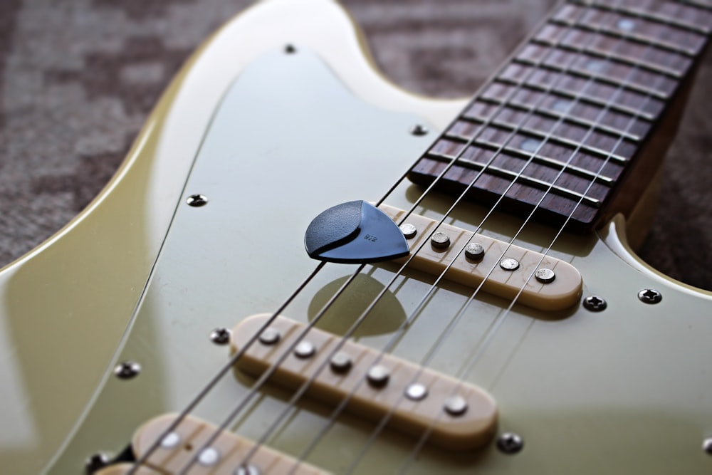 white and black stratocaster electric guitar