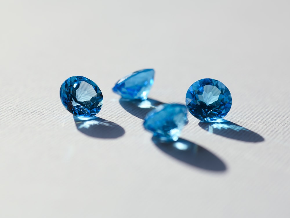 blauer Stein auf weißer Oberfläche