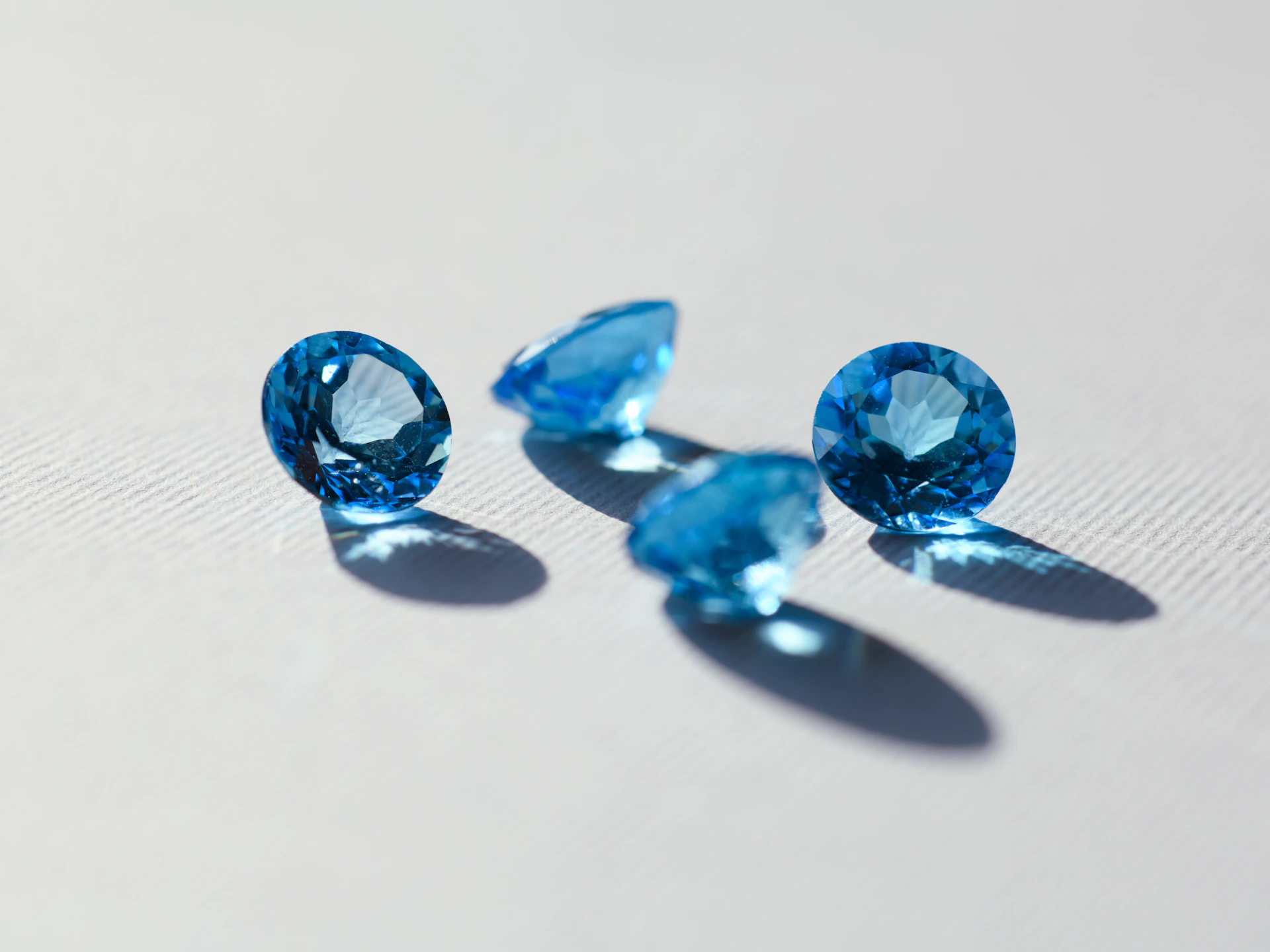Loose blue sapphires, from 1ct