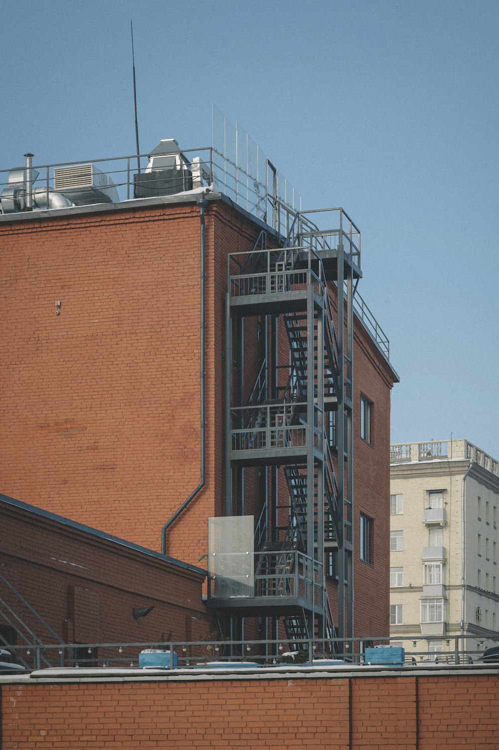 Edificio de hormigón marrón durante el día