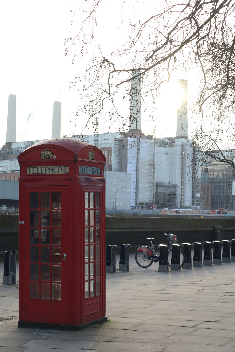 cabina telefonica rossa vicino all'edificio durante il giorno