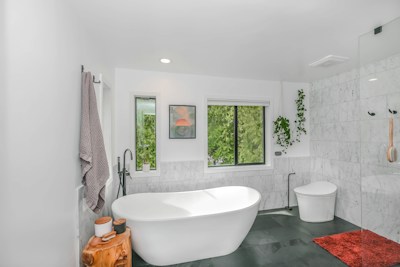 Salle de bain spa moderne : 9 touches pour transformer votre douche quotidienne en rituel