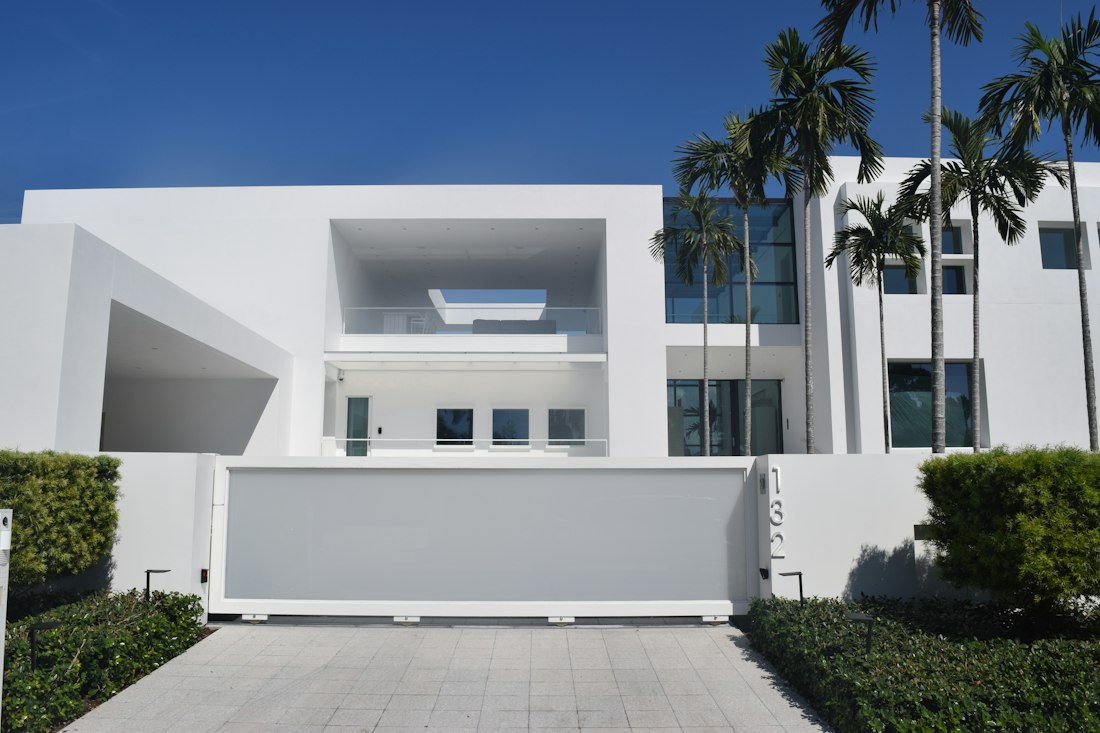 Maison contemporaine blanche entourée de végétation