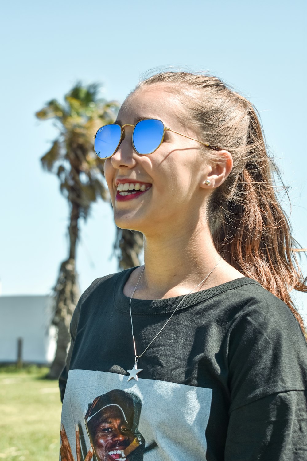 Foto Mujer con camisa negra de cuello redondo y gafas de sol azules –  Imagen Córdoba gratis en Unsplash