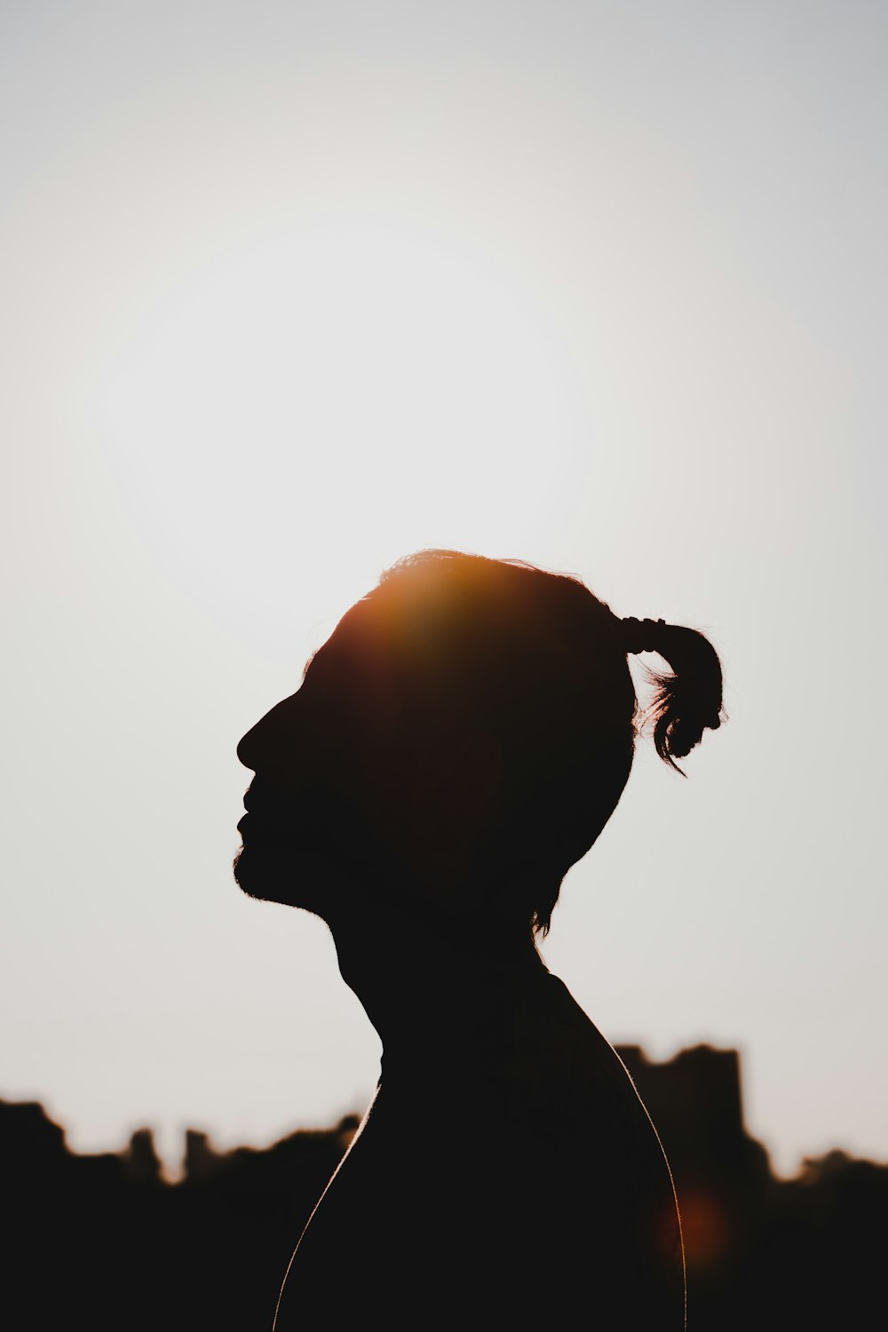 Silhouette der Frau bei Sonnenuntergang