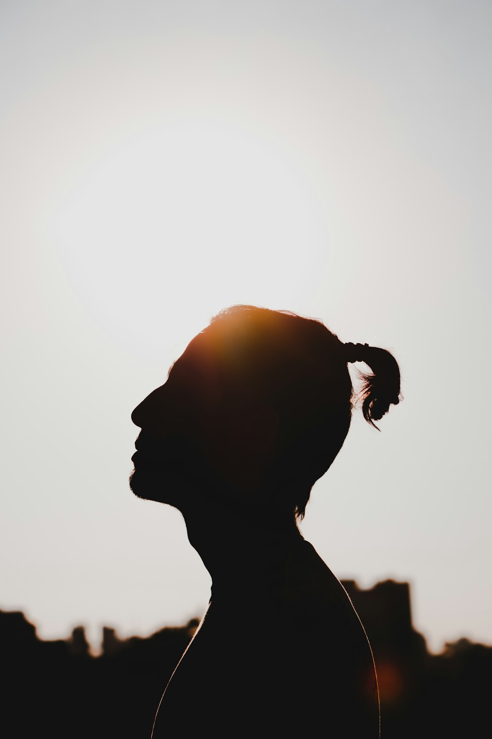 silhouette de femme au coucher du soleil