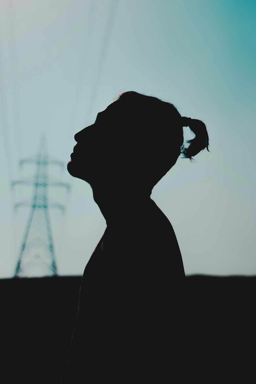 silhouette de femme pendant la journée