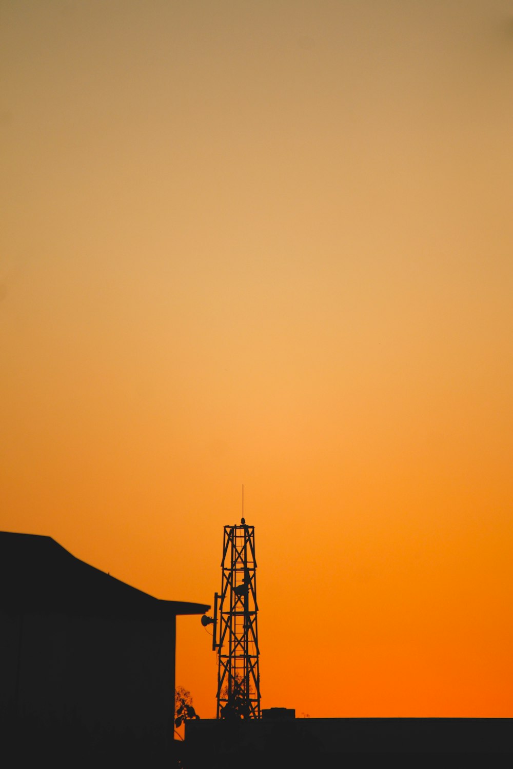silueta de la torre durante la puesta de sol