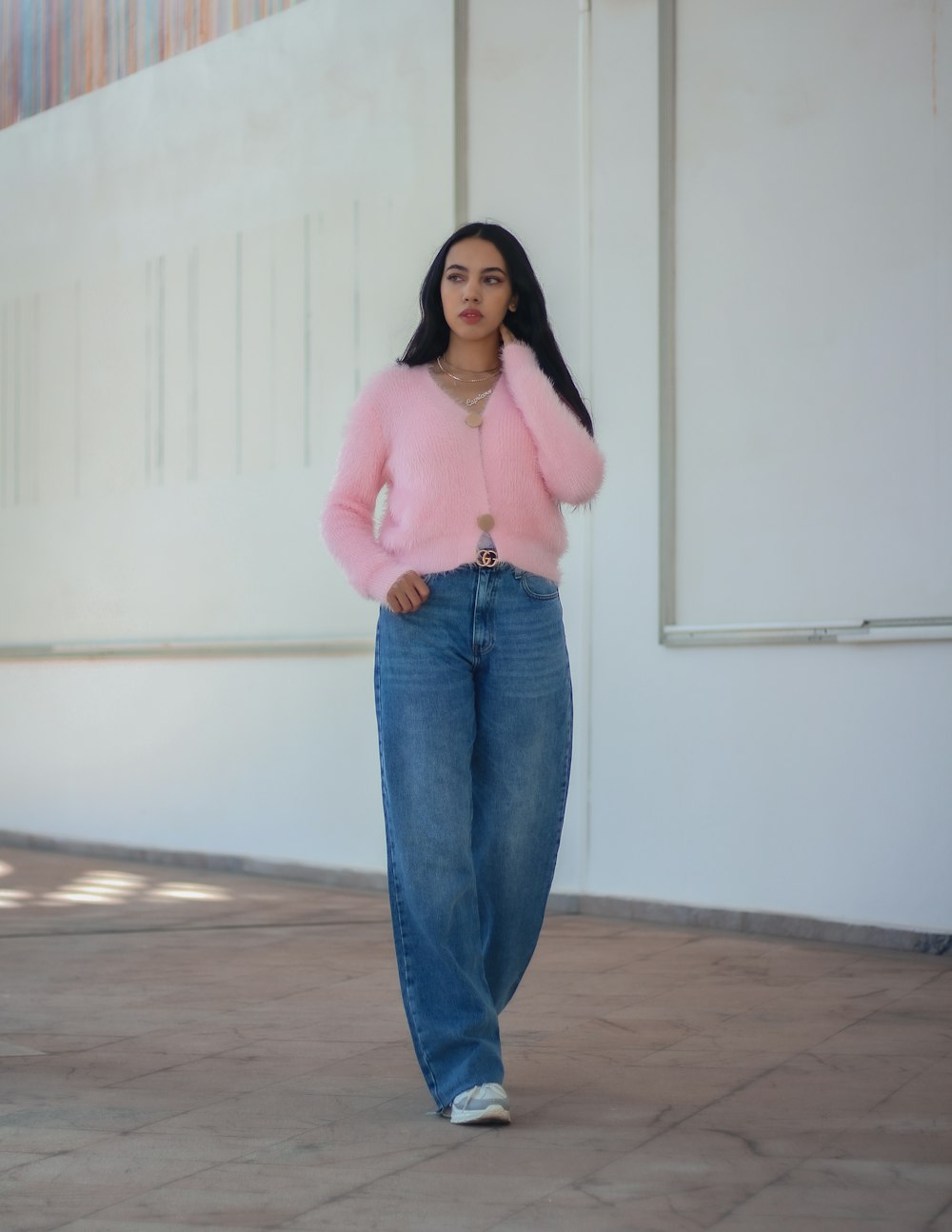 Woman in pink long sleeve shirt and blue denim jeans standing near white  wall photo – Free Maroc Image on Unsplash