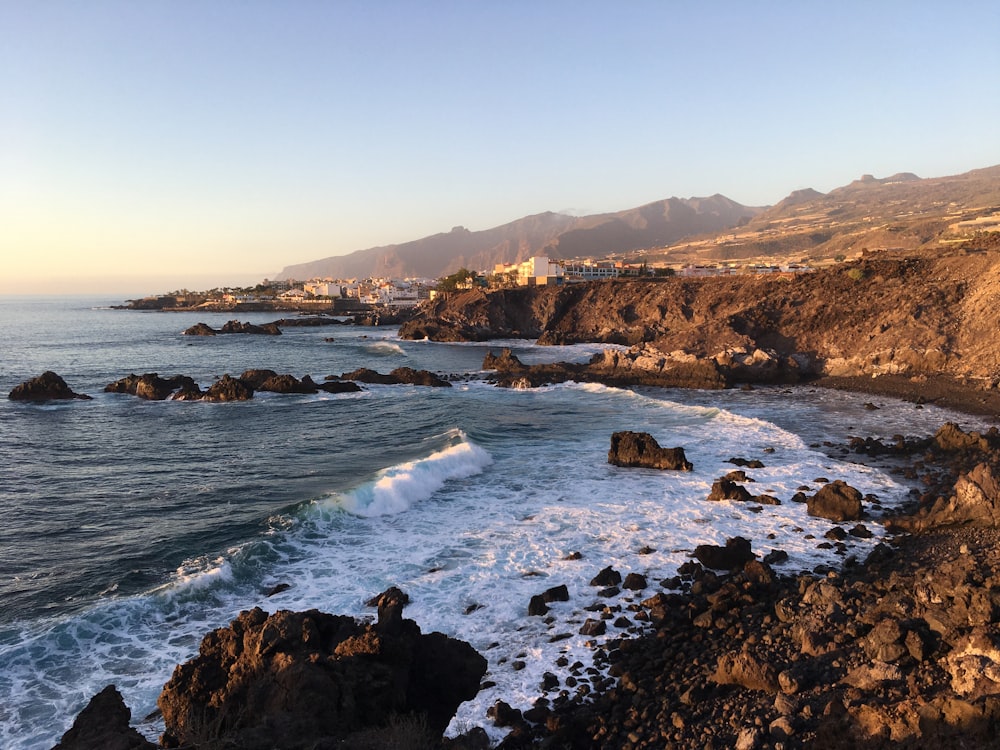 Les vagues de l’océan s’écrasent sur le rivage rocheux pendant la journée