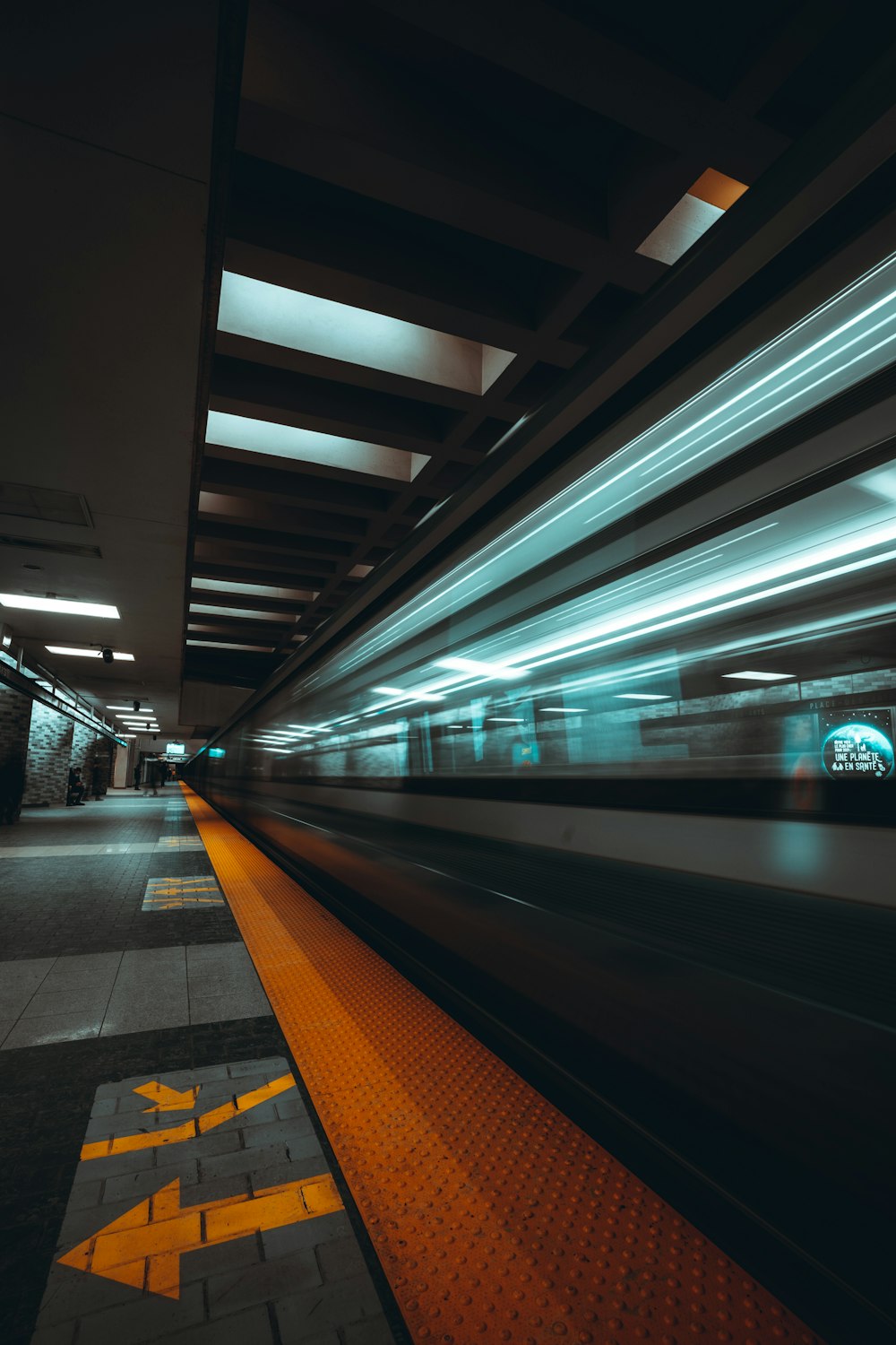 estação de trem preta e laranja