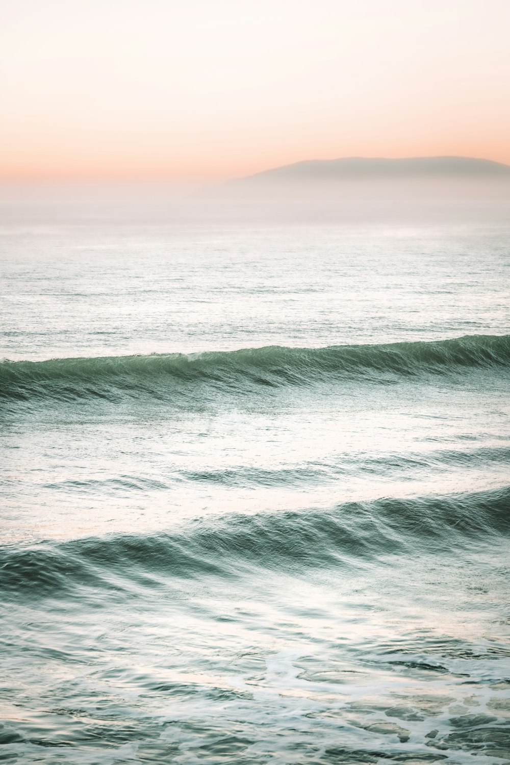 ondas do oceano sob o céu azul durante o dia