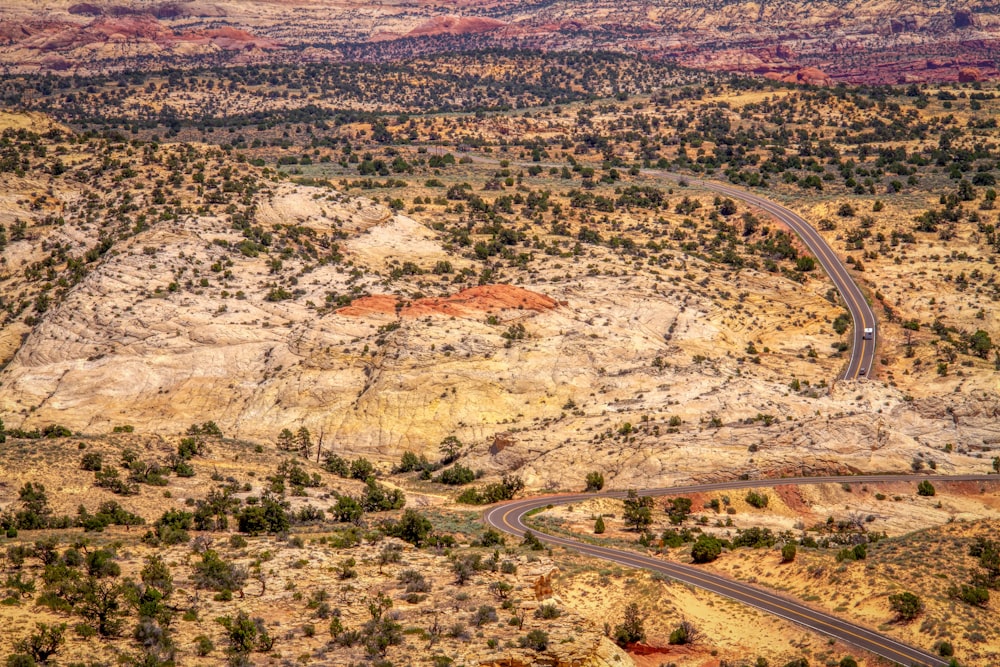 Vista aérea de un campo de hierba verde durante el día