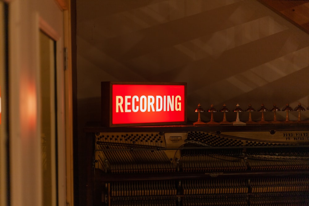 Enseigne lumineuse Recording à l'entrée du studio