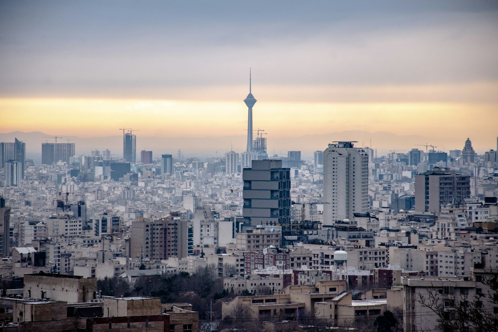 خط آسمان تهران هنگام غروب