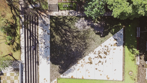 Exterior view of estudio mädi's garden with hexagonal stepping stones and rounded corners.