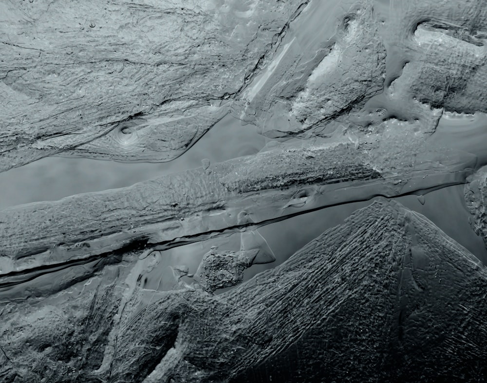 Foto en escala de grises de una montaña cubierta de nieve