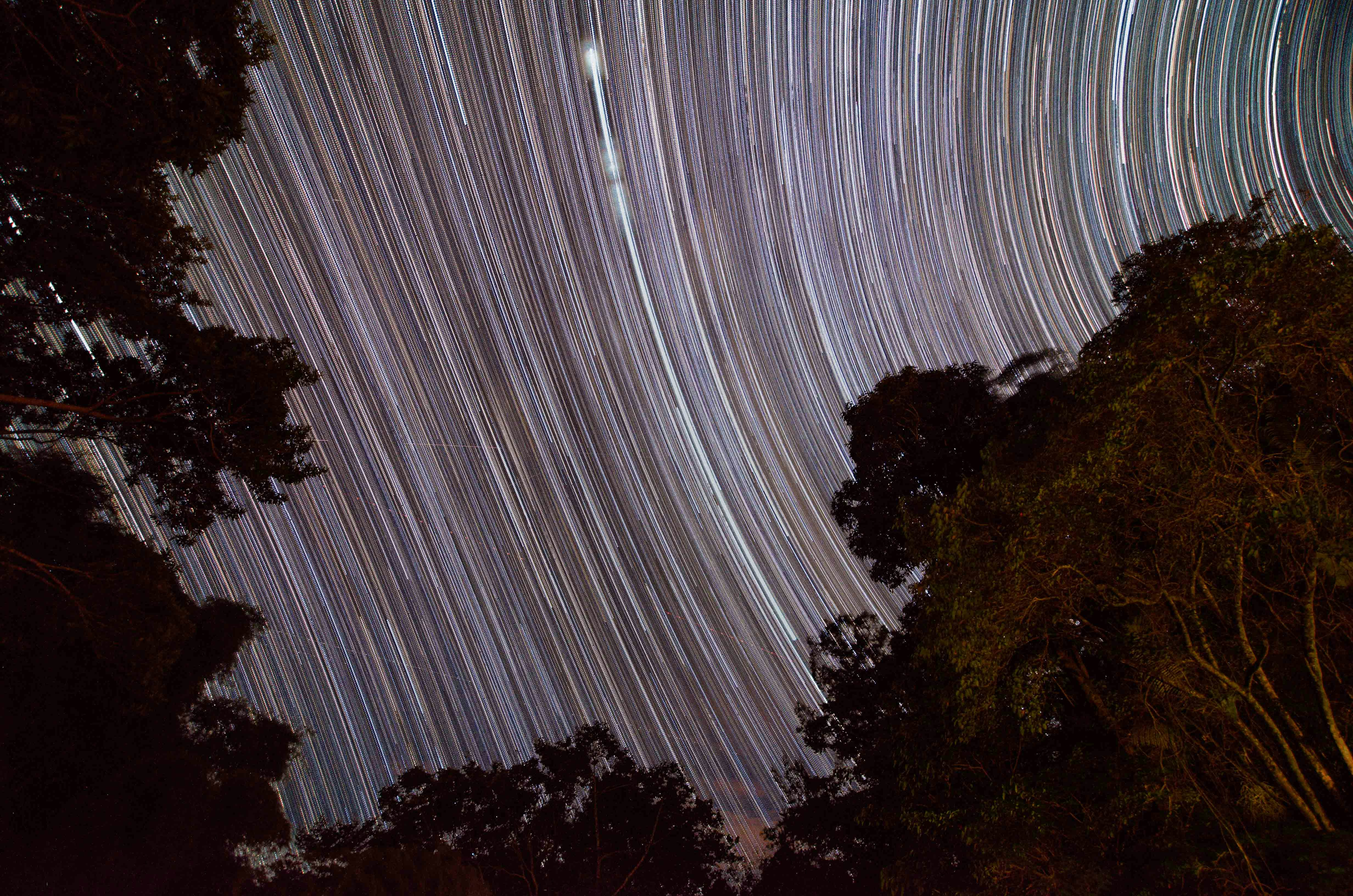 Zeitrafferfotografie von Sternen am Himmel tagsüber