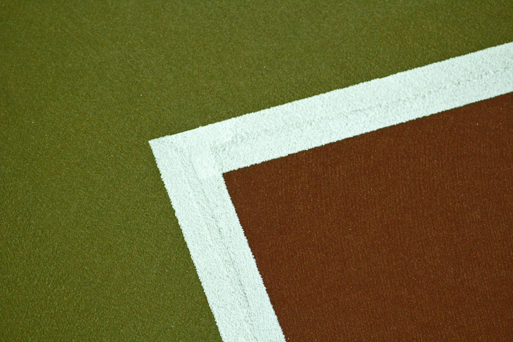 rot-weißes Textil auf grünem Textil