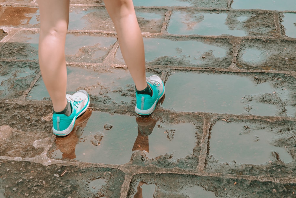 Persona in scarpe da ginnastica Nike bianche e blu