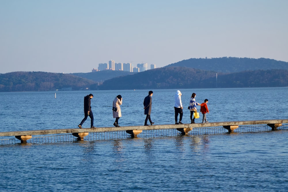 Personen, die tagsüber auf dem Dock stehen