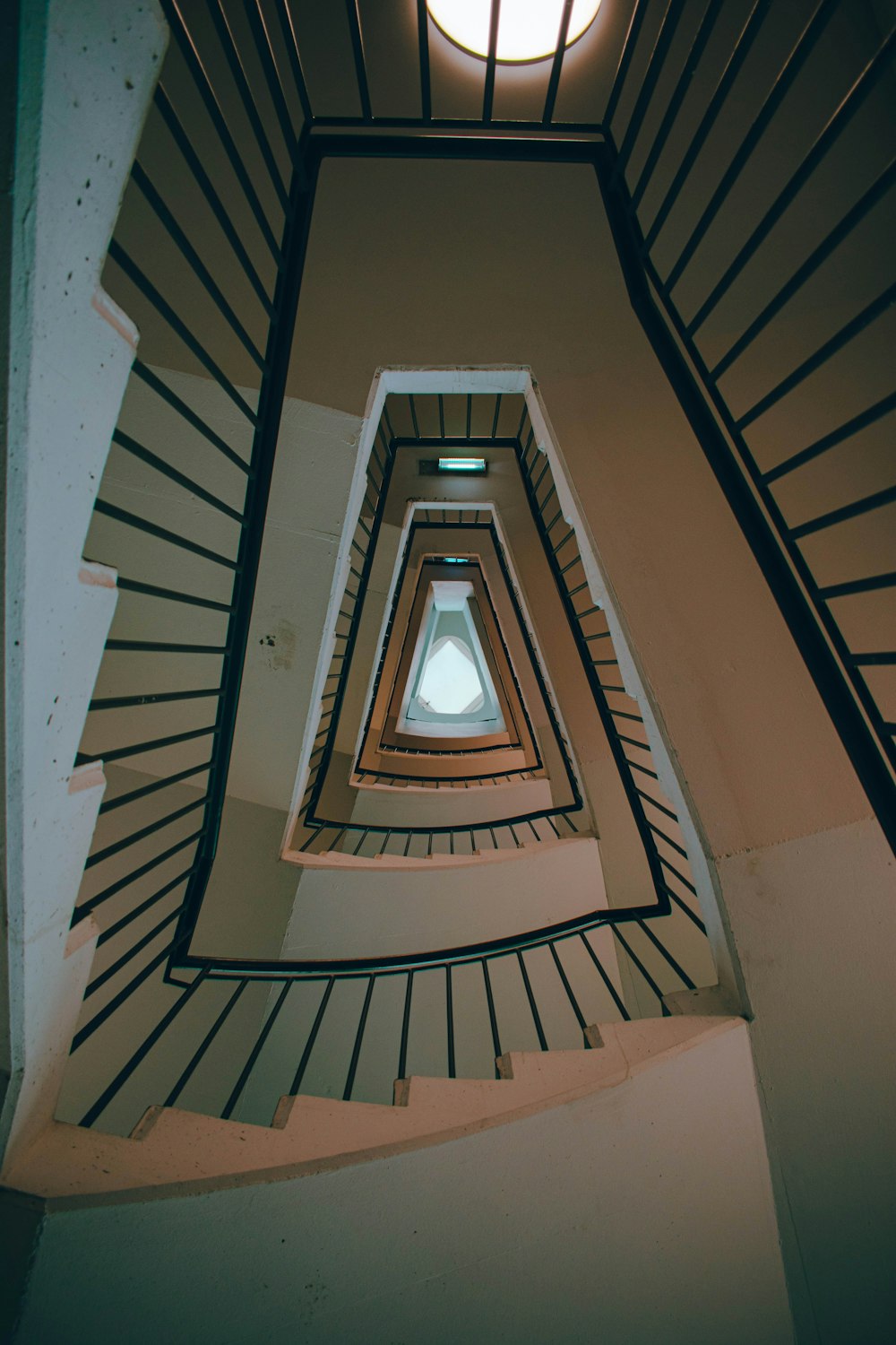 Escalera de caracol blanca y marrón