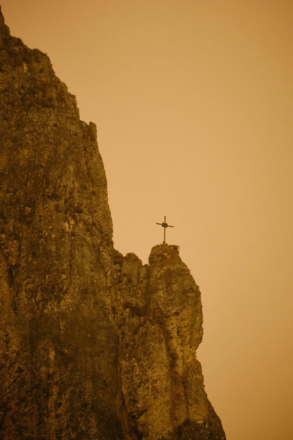 Croix au sommet de la formation rocheuse