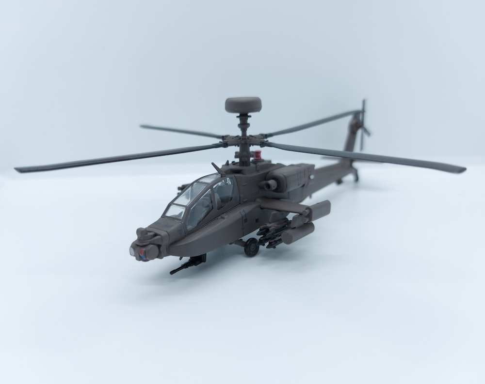 Helicóptero de juguete gris y negro