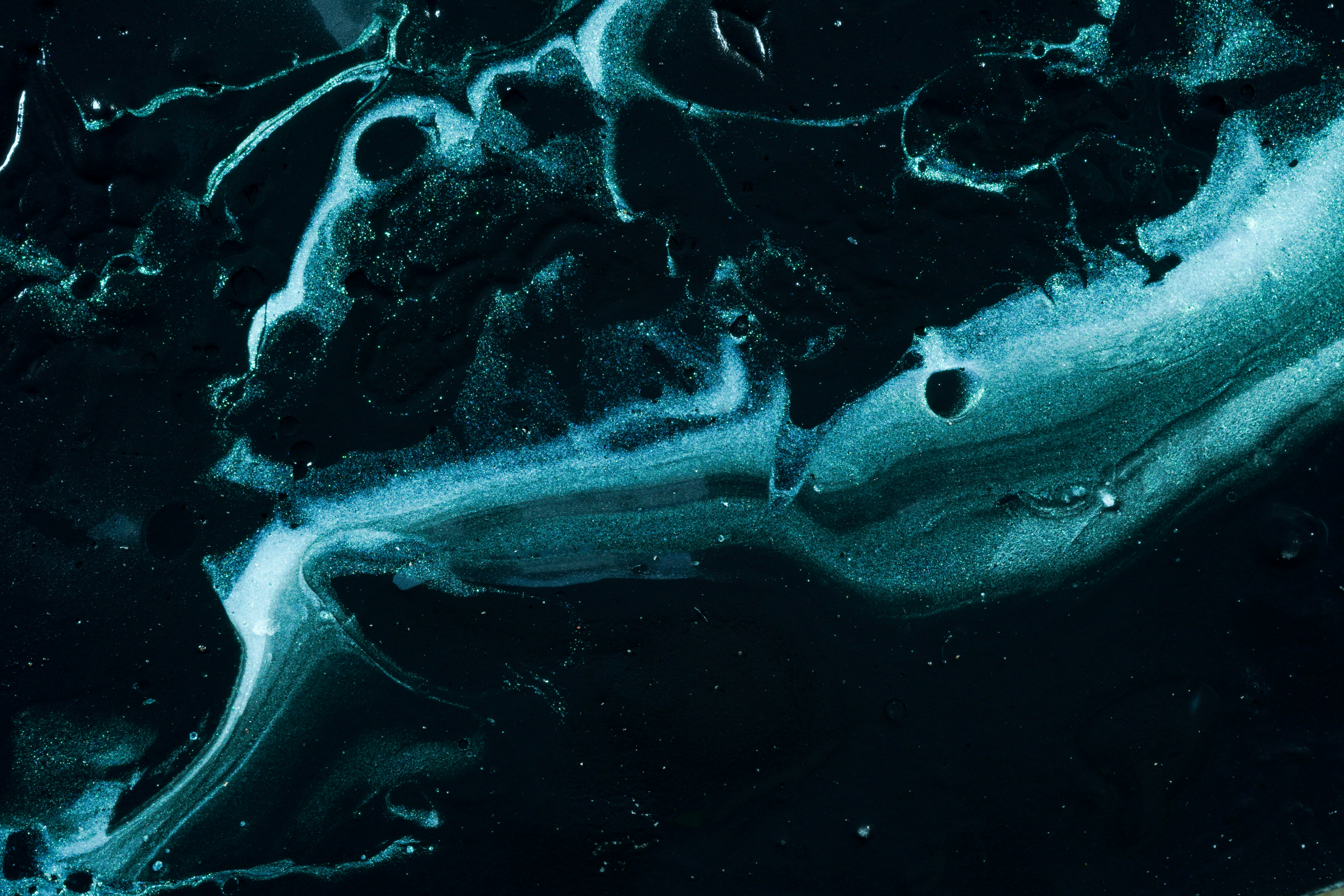 white and black abstract painting, Platinum color gradient fluid art on black base