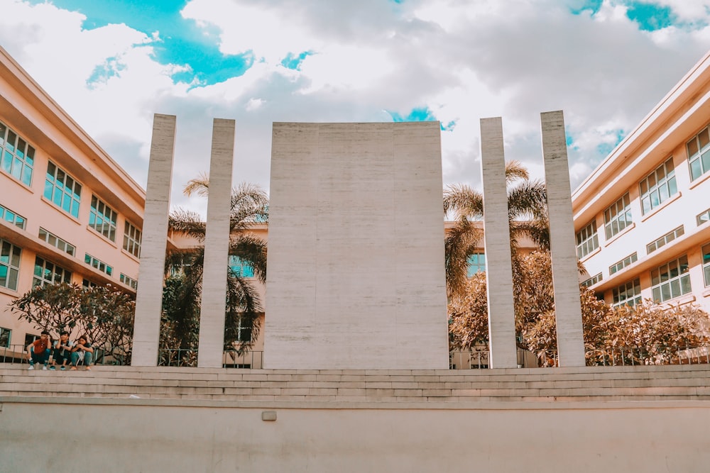 Edificio de hormigón blanco bajo el cielo azul durante el día