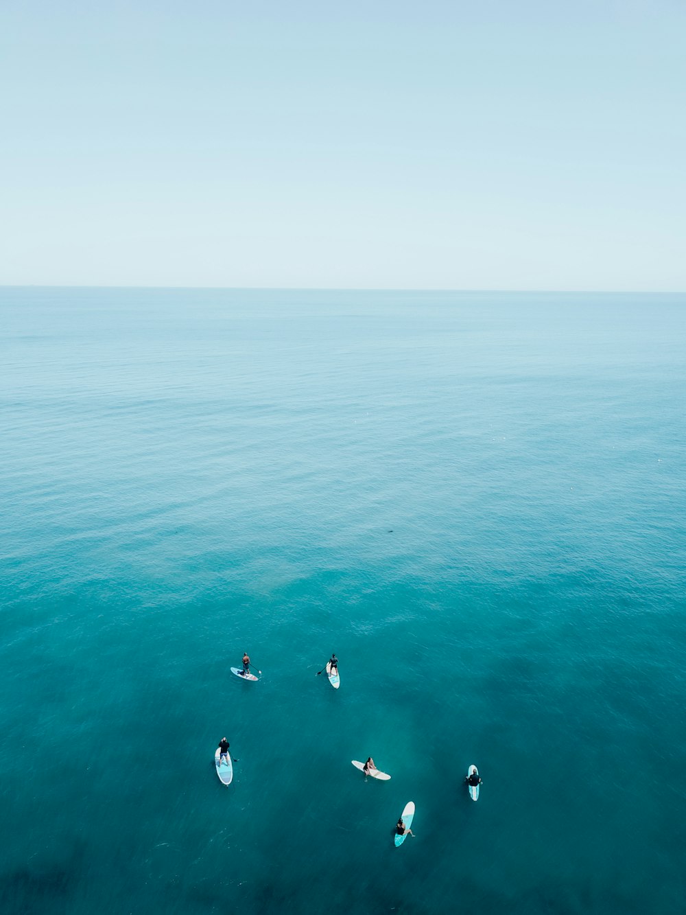 persone che nuotano in mare durante il giorno