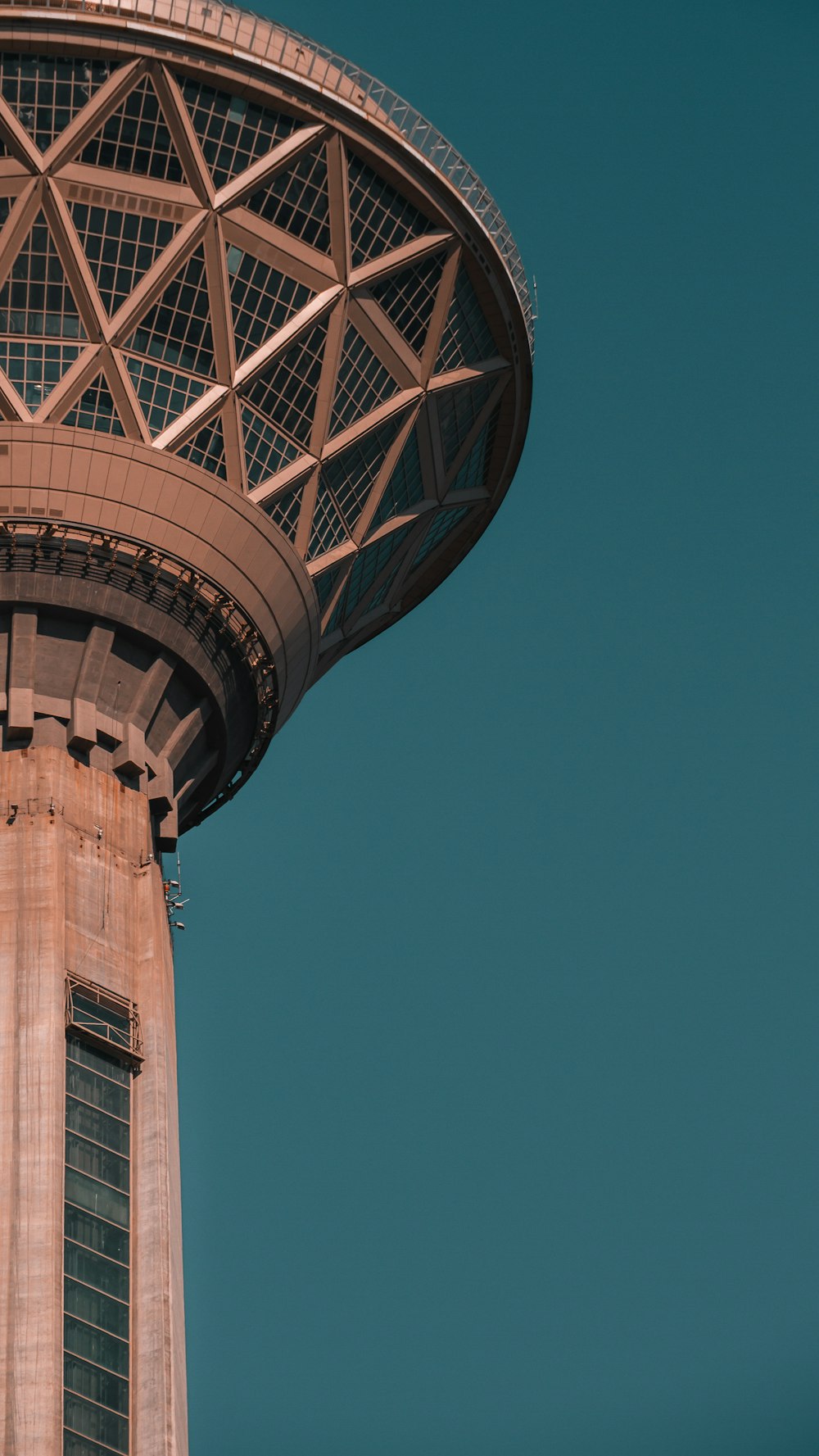 Fotografía de ángulo bajo de un edificio de hormigón blanco bajo el cielo azul durante el día