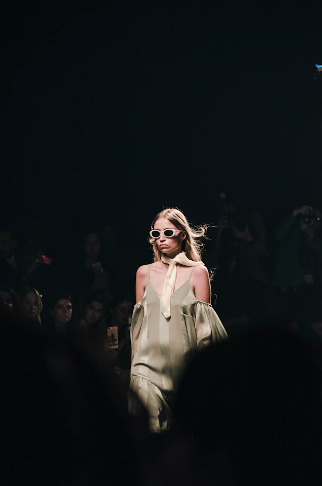 Alexander McQueen i pokaz Voss. Szklane pudło, ćmy i moda jako spektakl