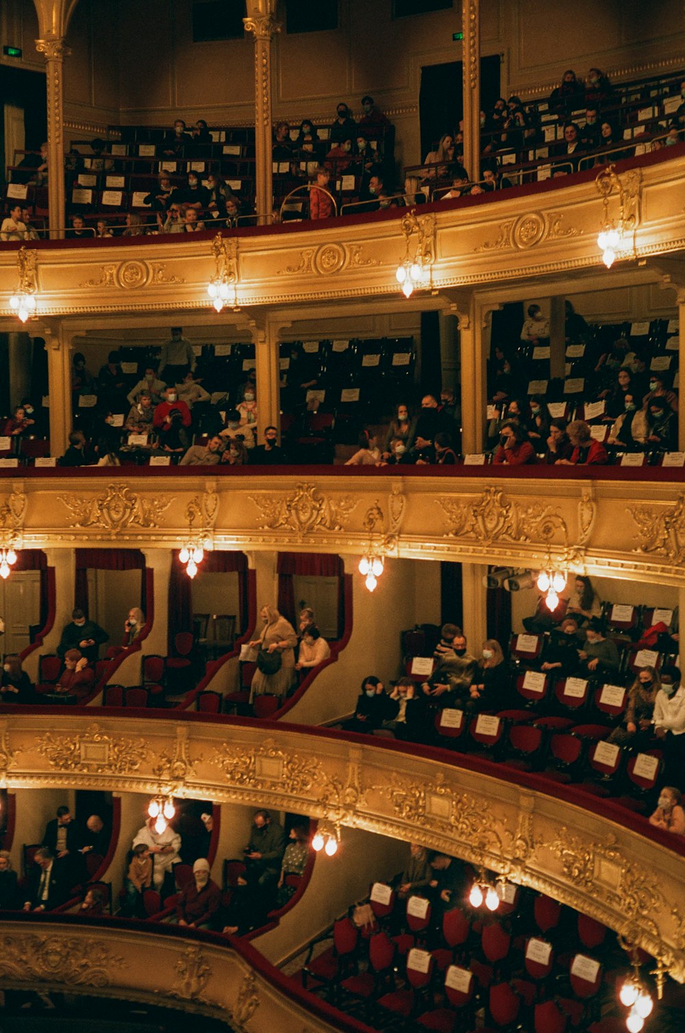 Menschen, die auf Stühlen im Gebäude sitzen