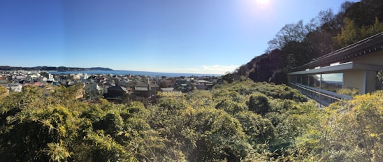 A panoramic view of Vinhomes Ha Long Xanh showcasing modern buildings surrounded by lush greenery and the coastline.