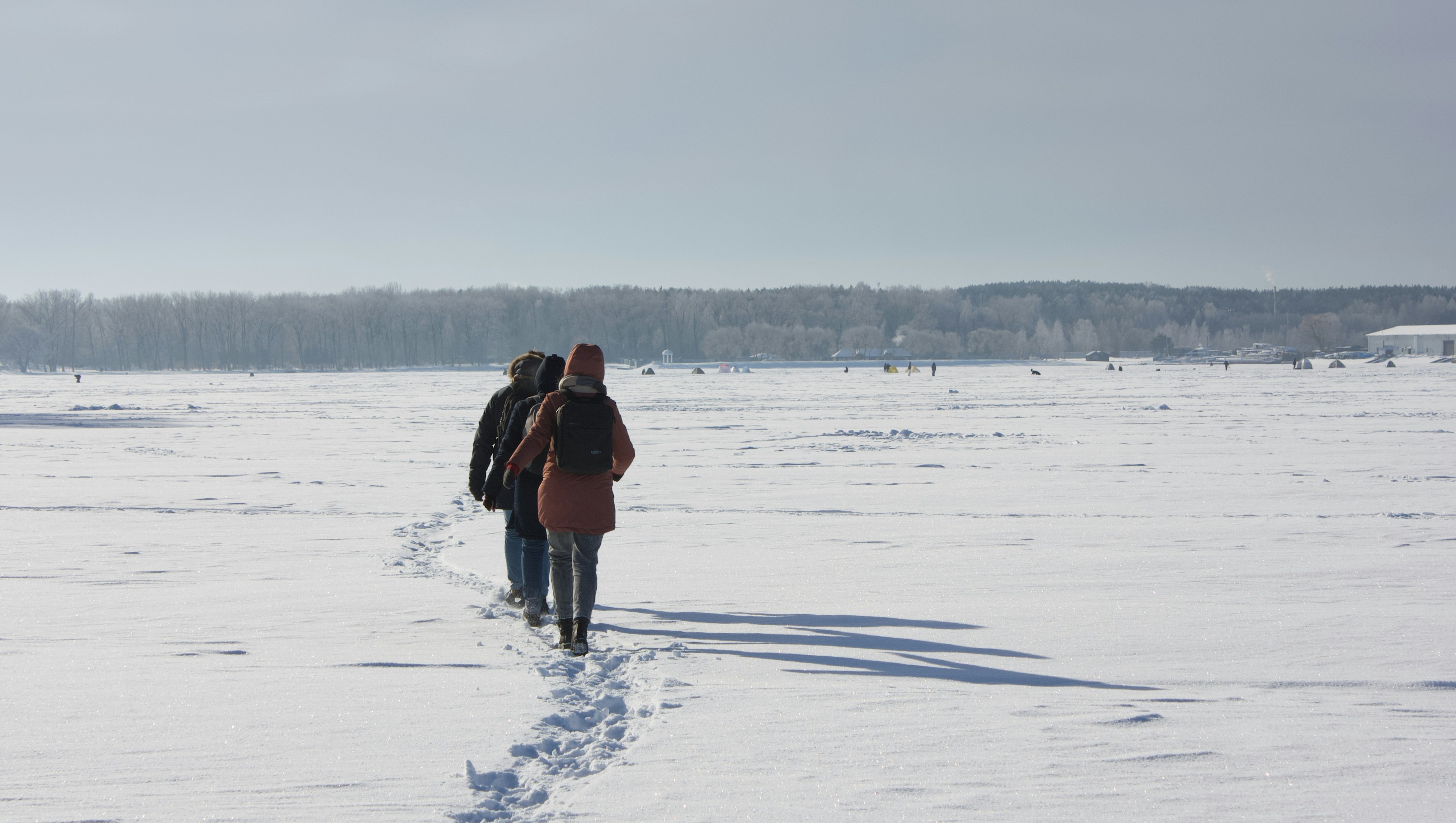 homme et femme marchant sur un sol enneigé pendant la journée